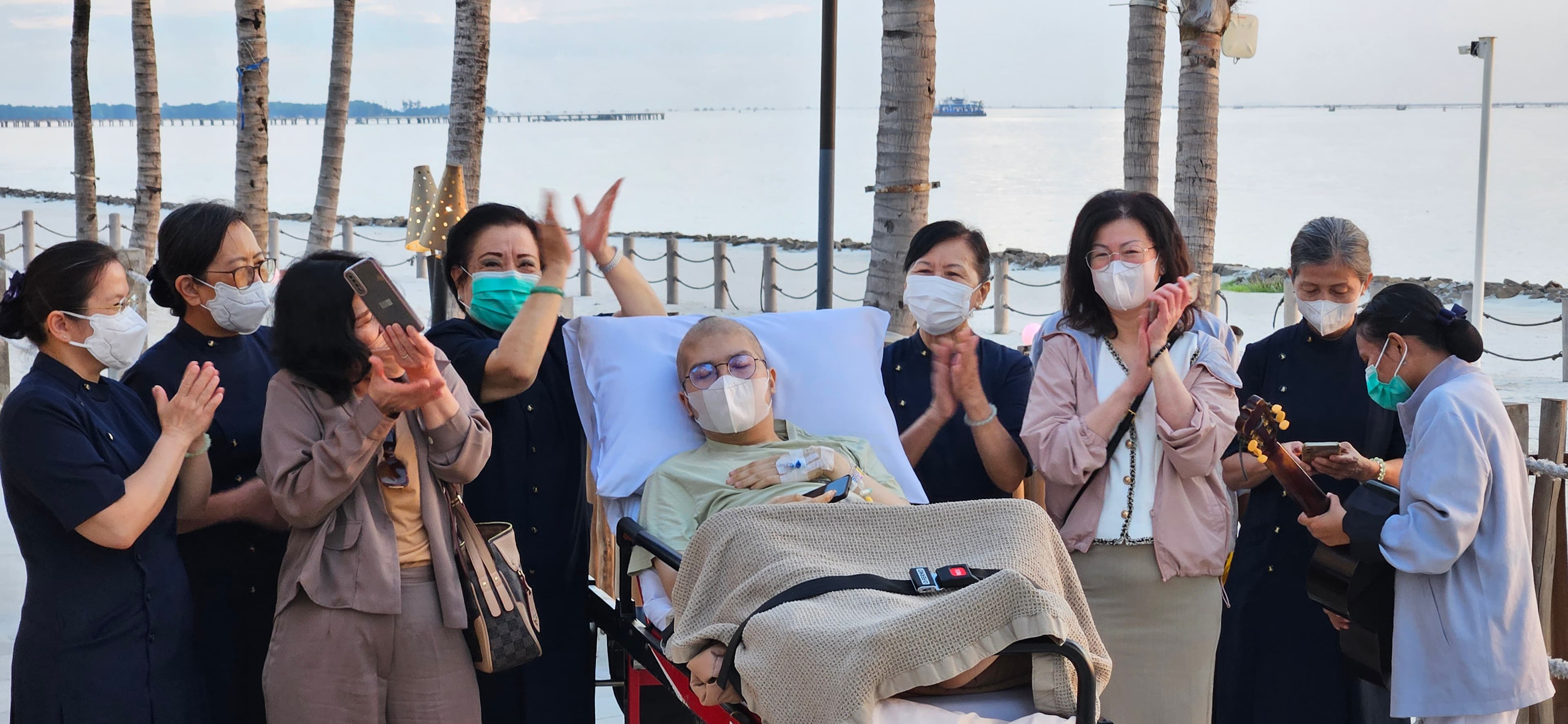 Tim Paliatif Tzu Chi mendampingi pasien di tepi laut
