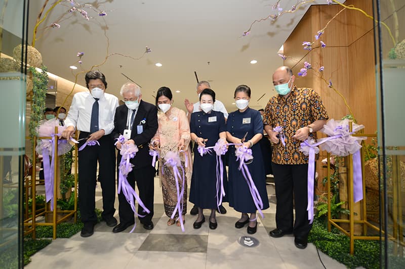 Prosesi pengguntingan pita peresmian Layanan Paliatif Tzu Chi Hospital